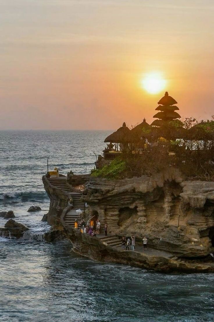 Tanah Lot, Ulun Danu Beratan & Handara Gate; transfer to Ubud.